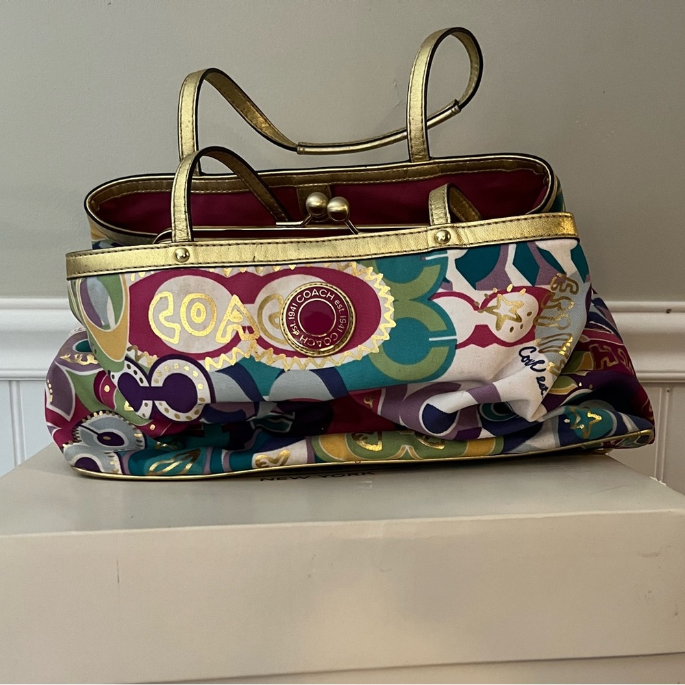 Like NWOT Authentic Coach Multi-Color, 3 large pocket purse! In dustcover! 🛍️🤑 - Picture 3 of 11